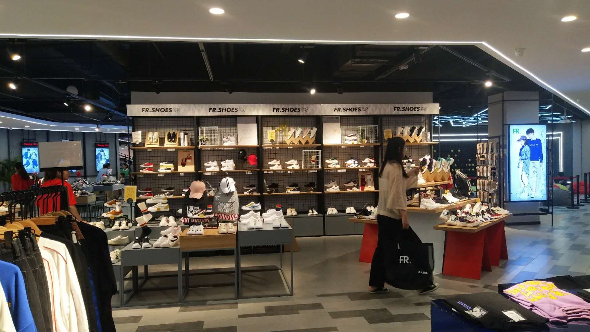 凡人優(yōu)品綜合店展柜設計裝修(圖1)